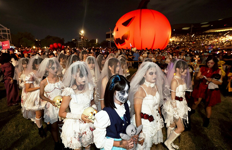 六福村「墓碑鎮」團隊帶來「搞怪行軍秀」。 圖:高雄市教育局/提供