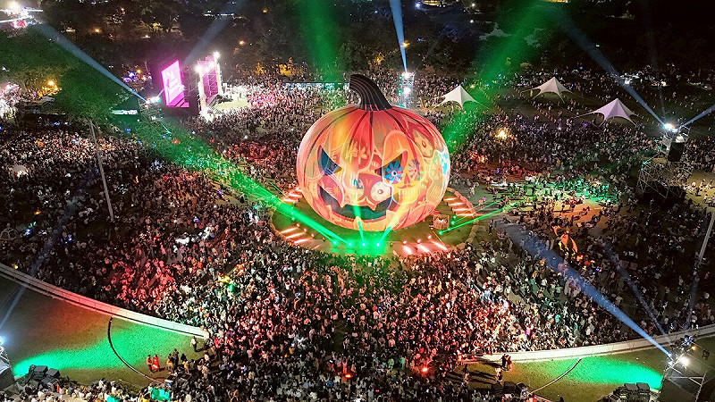 22公尺型「大南瓜」搭配360度光影秀閃耀夜空,營造濃厚的萬聖節氛圍,最高潮時全場湧進近7萬人。 圖:高雄市教育局/提供