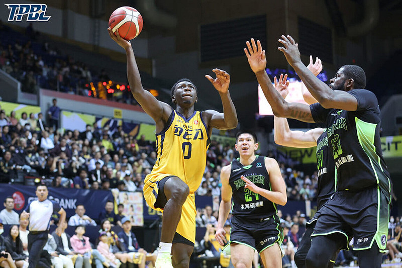 台灣職業籃球大聯盟（TPBL）新北中信特攻隊1日在主場迎戰福爾摩沙夢想家隊，特攻阿巴西（左）攻下返台後新高20分，外帶7籃板、5助攻，助隊終場以99比91獲勝。（TPBL提供）中央社記者陳容琛傳真 114年11月1日   