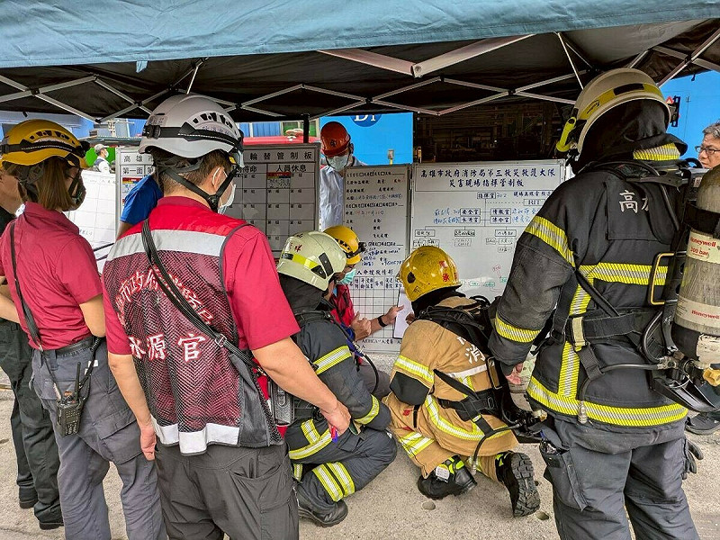 聯合演練提升中鋼鋁業員工災時應變能力,消防人員也藉此提升戰技戰術、指揮調度能力。 圖:高雄市消防局/提供