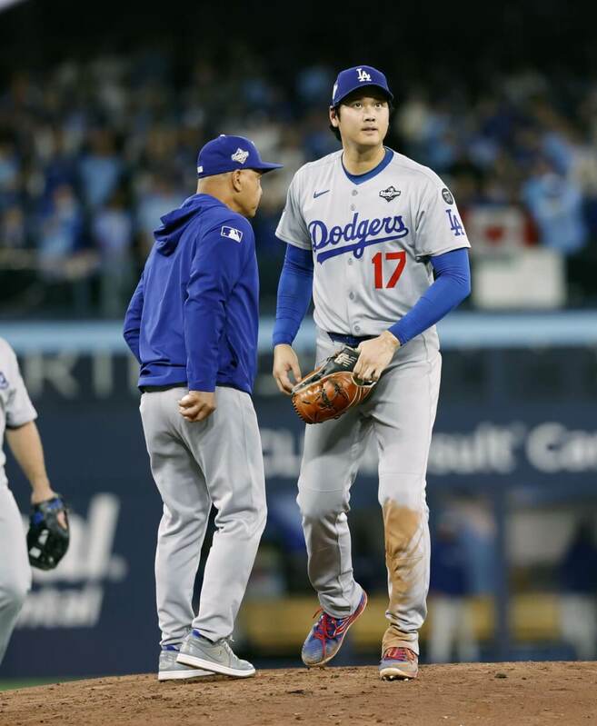 美國職棒世界大賽第7戰，道奇推出只休3天的大谷翔平（右）先發，3局遭到藍鳥畢歇特砲轟，投2.1局失3分退場。（共同社）   