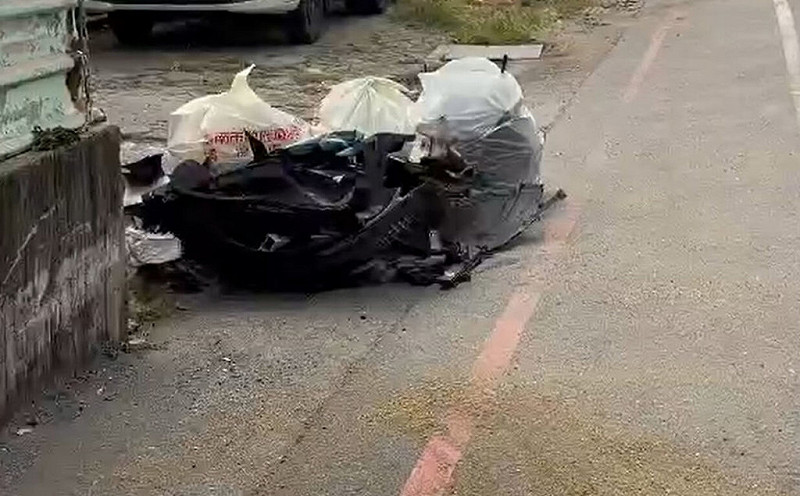 1輛自小客車今天清晨行經台南市永成路擦撞1輛行駛中機車，再擦撞停放路邊3輛自小客車，造成2人受傷，肇事駕駛逃逸，現場散落機車零件。（讀者提供）中央社記者楊思瑞台南傳真　114年11月2日   