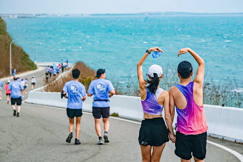 全台唯一「跨海+跳島」的「2025菊島澎湖跨海馬拉松」活動，參賽選手在涼涼的天氣下，海天美景盡覽無遺，還有海鮮等美食品嚐。（澎湖國家風景區管理處提供）中央社　114年11月2日   