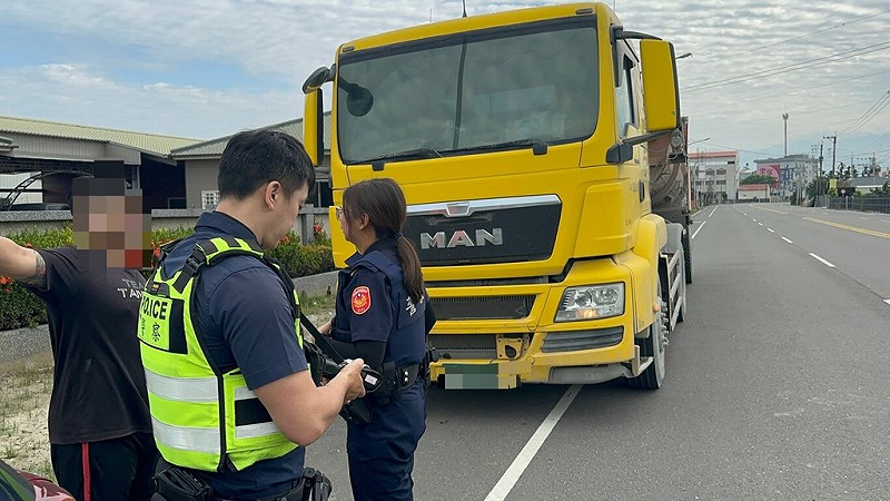 屏北地區民眾反映部分砂石車駕駛為規避取締，在深夜至清晨時段行駛禁行路段等違規，影響作息安寧，屏東里港警分局取締勤務加入清晨時段，2個月共抓360件。（里港警分局提供）中央社記者李卉婷傳真　114年11月2日   