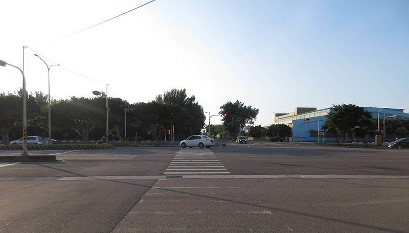 台中市梧棲區1日發生行人被撞事故，警方2日說明，與先生來台旅遊的加拿大女子，在梧棲區走斑馬線過馬路時，遭左轉車輛碰撞，全身多處擦挫傷及右腳骨折送醫。（民眾提供）中央社記者郝雪卿傳真  114年11月2日   