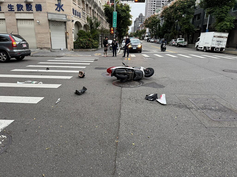 台中市南屯區2日上午5時58分於文心南三路與永春東一路口發生汽車與機車碰撞事故，女機車騎士傷重送醫搶救不治，肇事責任由警方調查中。（民眾提供）中央社記者郝雪卿傳真  114年11月2日   