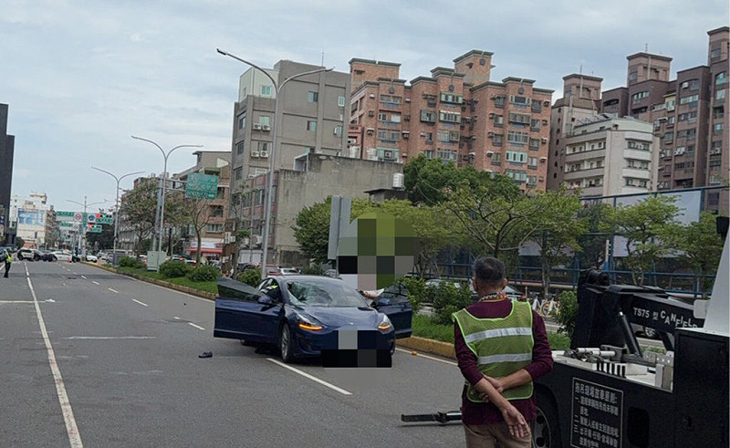 洪姓女子2日駕駛特斯拉行經新竹市竹光路時，撞上疑未依標線穿越道路的吳姓、林姓行人，2人經送醫不治。警消人員表示，洪女酒測值超過0.25毫克，將依公共危險等罪嫌送辦。（讀者提供）中央社記者郭宣彣傳真 114年11月2日   