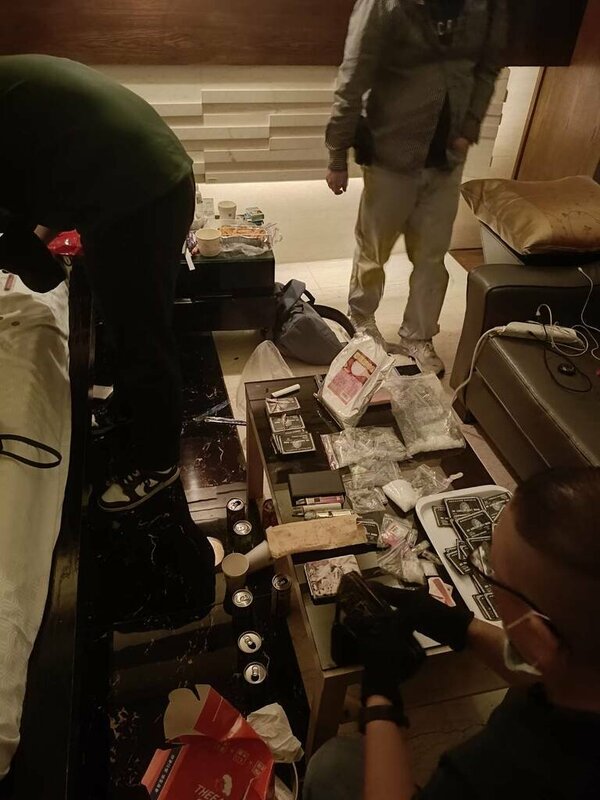 台中警方2日宣布查獲毒品案，追查毒品案時意外發現1名女子因財務糾紛，遭毒販拘禁汽車旅館將長髮剃除，並逼迫喝毒咖啡，警方查獲時毒販正分裝毒品。（民眾提供）中央社記者郝雪卿傳真  114年11月2日   