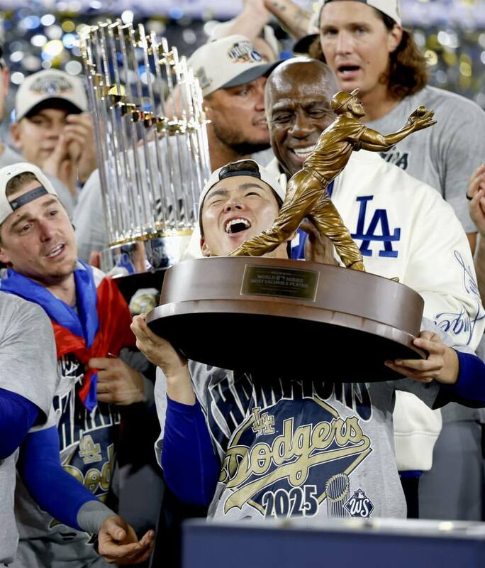 MLB洛杉磯道奇隊投手山本由伸（前）獲得世界大賽MVP。（共同社）   