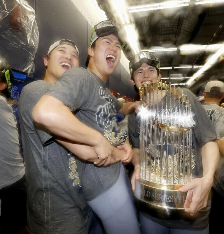 MLB洛杉磯道奇在世界大賽完成二連霸，日籍球星大谷翔平（左起）、山本由伸、佐佐木朗希慶祝。（共同社）   