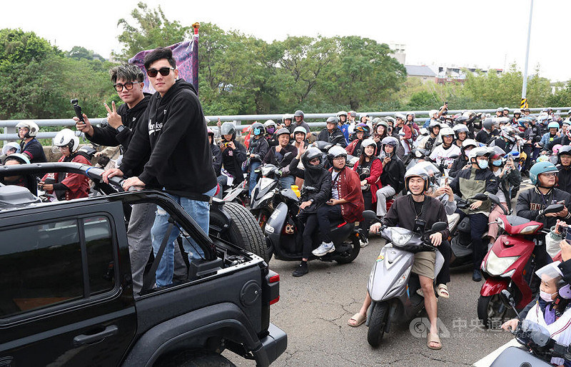 封王遊行吸引大批球迷沿路跟隨，球員陳晨威（車上右起）、林政華同車參與。中央社記者張新偉攝　114年11月2日   
