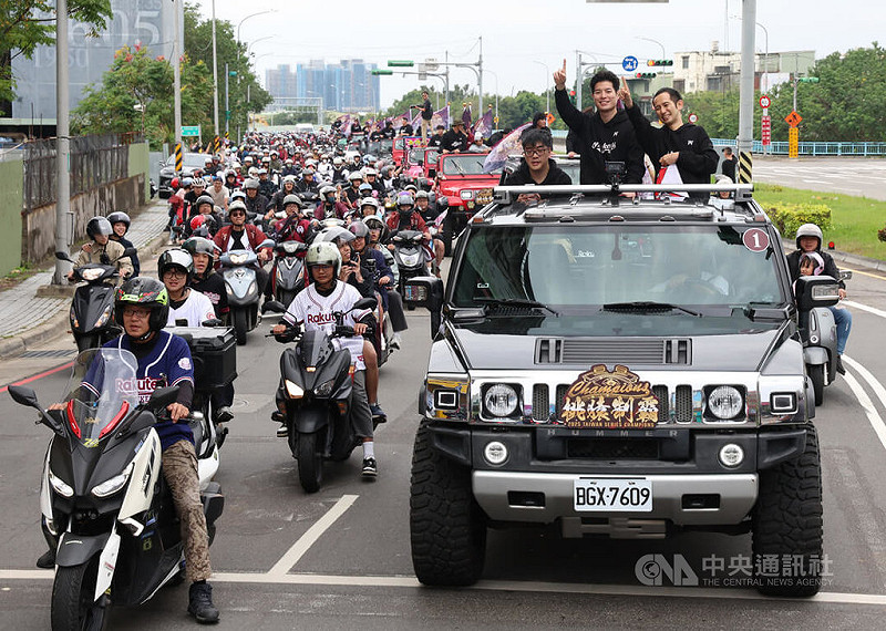 桃猿領隊牧野幸輝（車上右起）、副領隊礒江厚綺登上吉普車參與封王遊行。中央社記者張新偉攝　114年11月2日   