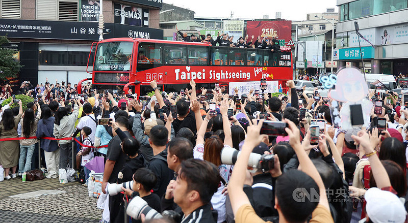 許多球迷在終點站桃園市政府前廣場迎接球員。中央社記者張新偉攝　114年11月2日   
