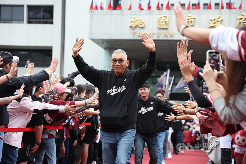 總教練古久保健二（前中）率領隊職員走上紅毯進場。中央社記者張新偉攝　114年11月2日   