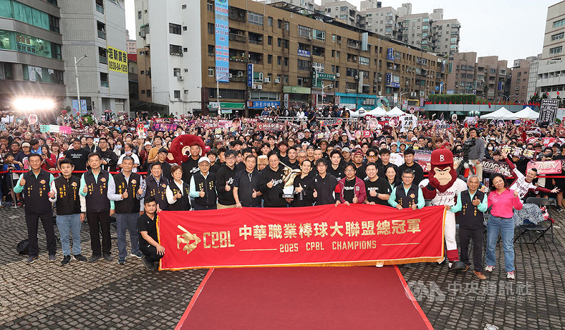 中職樂天桃猿隊奪得2025年台灣大賽總冠軍，2日在桃園市舉辦「封王遊行暨簽名會」，球隊抵達終點站桃園市政府，桃園市長張善政（前左10）、樂天桃猿領隊牧野幸輝（前左11）與全隊和球迷合影留念。中央社記者張新偉攝　114年11月2日   