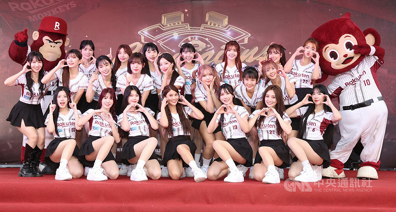 樂天女孩全程參與活動，為「封王遊行暨簽名會」活動跳開場舞。中央社記者張新偉攝　114年11月2日   