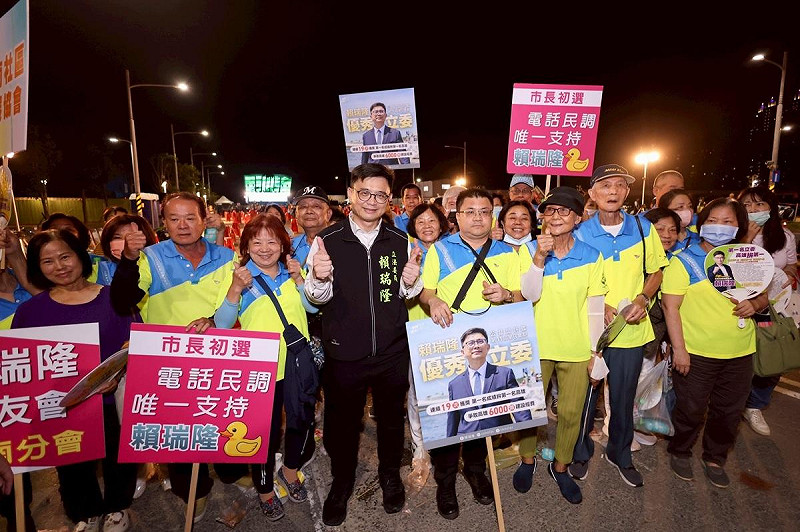 賴瑞隆(中)前鎮政策說明會，與在場鄉親深度交流。   圖：賴瑞隆辦公室/提供