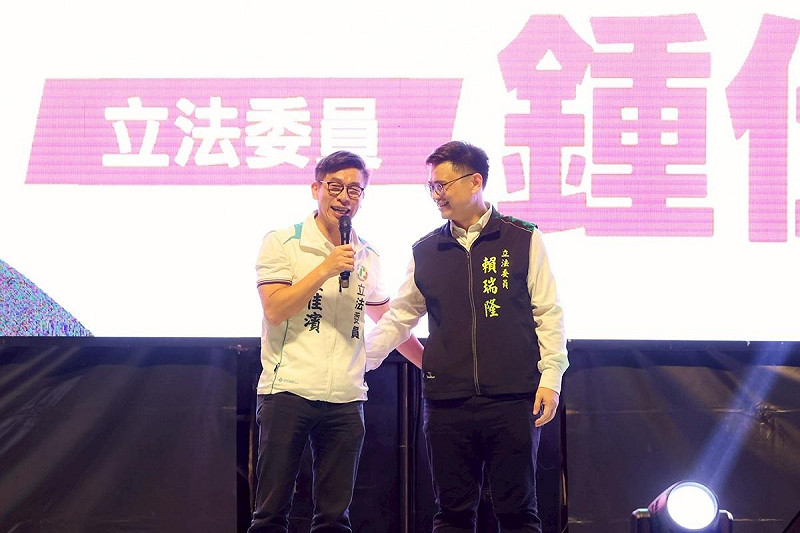 鍾佳濱(左)呼籲群眾一定要支持可以在大選中勝選的賴瑞隆(右)。   圖：賴瑞隆辦公室/提供