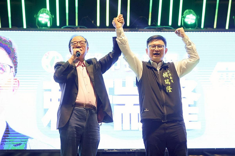 王瑞德(左)半年已來高雄17次，陪同賴瑞隆(右)一腳步一腳印走過超過30個市場。   圖：賴瑞隆辦公室/提供