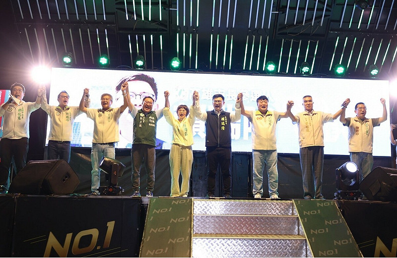 多位議員到場支持賴瑞隆(右四)。   圖：賴瑞隆辦公室/提供