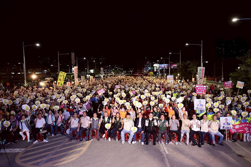 賴瑞隆持續深入基層，回到本命區前鎮舉辦「來呦！隆作伙」政策說明會。   圖：賴瑞隆辦公室/提供