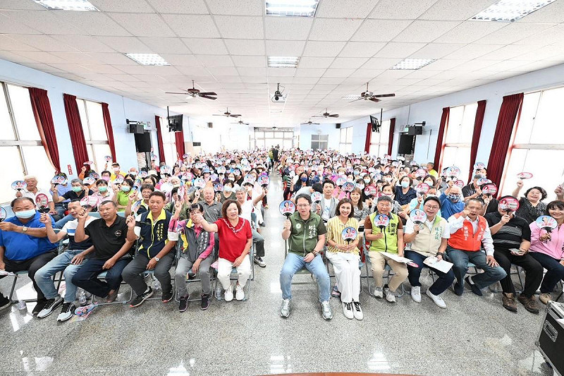 邱議瑩橋頭仕隆社區「傾聽共贏」座談會，活動現場湧入爆滿的500名鄉親。   圖：邱議瑩競選總部/提供