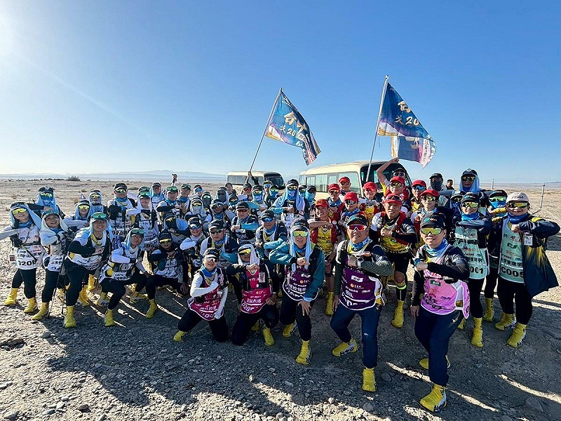 50位選手與隨行團隊在風沙與酷熱交錯的極端環境中，展現堅毅與團結的精神。   圖：中山大學戈友會/提供