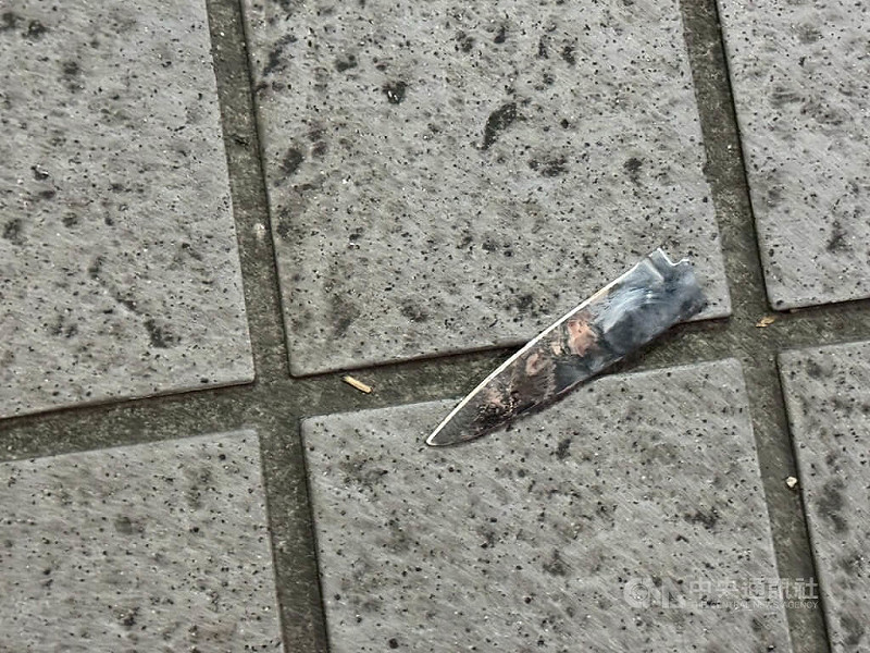 新北市三重2日晚間發生蘇姓男子疑因感情糾紛，持水果刀（如圖）挾持前女友及攻擊被害人的姊姊，最後在警方圍捕時墜樓亡。（翻攝照片）中央社記者王鴻國傳真　114年11月3日   圖：中央社提供