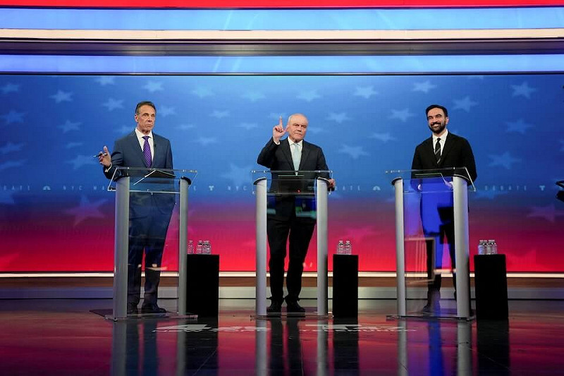 由左至右依序為前紐約州長古莫、共和黨候選人斯里瓦及紐約州眾議員曼達尼。（Angelina Katsanis/Pool via 路透社）   圖：中央社提供