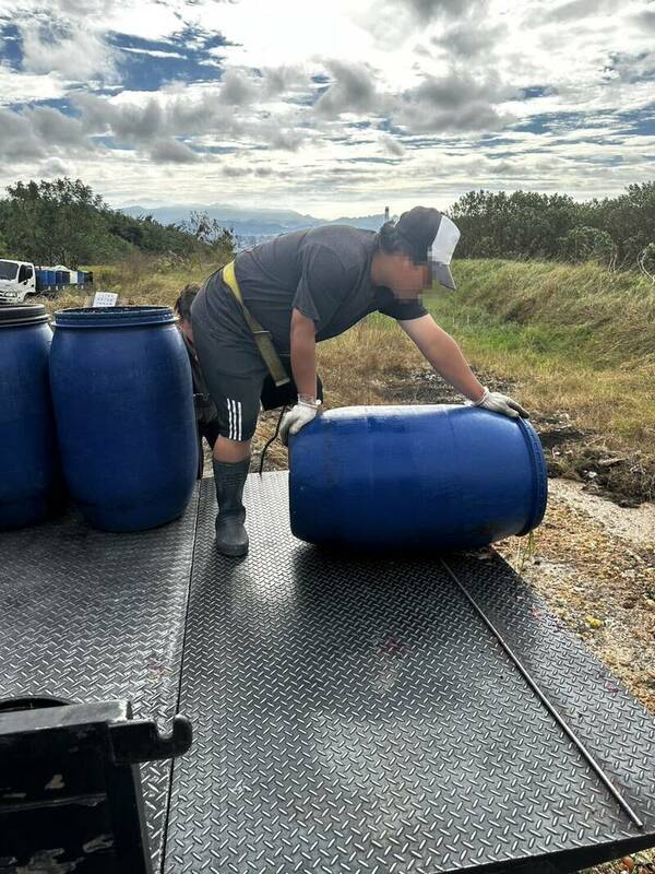 台中市霧峰垃圾掩埋場貯坑倒廚餘後，網友譏諷是「廚餘海」、「燕圾湖」。   圖：議員何文海提供