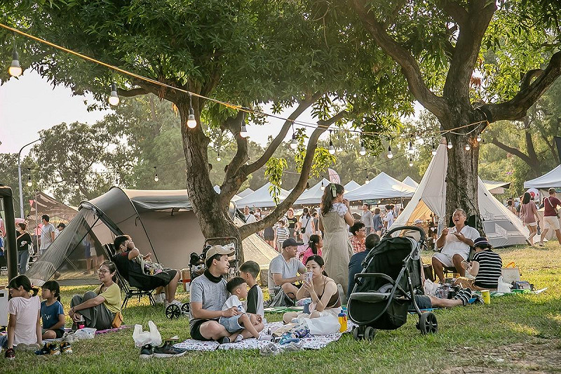 民眾在草地上體驗高雄最Chill的戶外生活。   圖：高雄市觀光局/提供