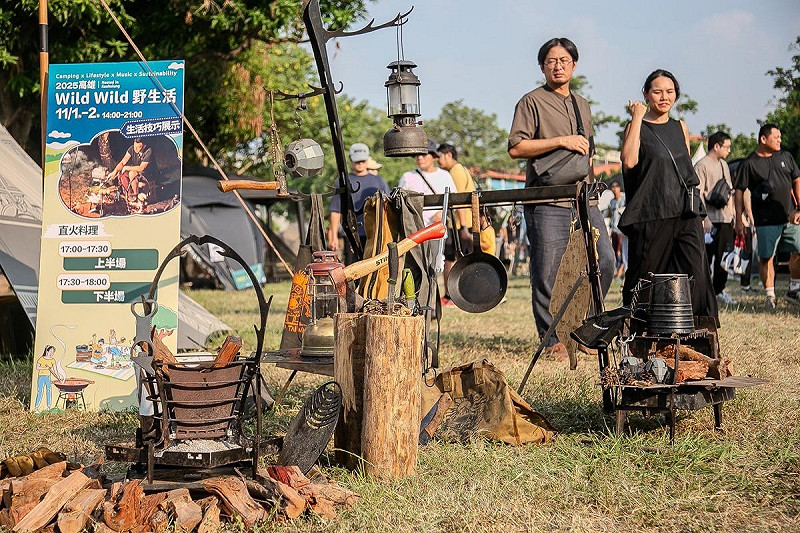 今年活動亮點「竹炊野食」，現場直火料理吸引民眾圍觀。   圖：高雄市觀光局/提供