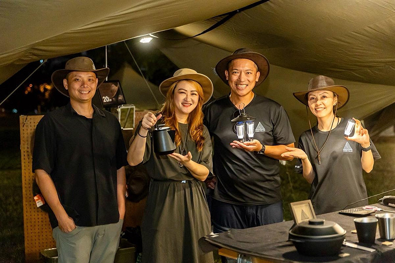 高閔琳(左二)與裝備市集店家及民眾。   圖：高雄市觀光局/提供