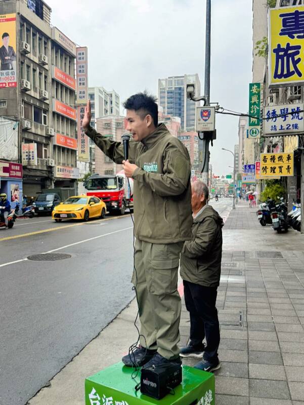 有著「台派戰鬥雞」稱號的電台主持人張銘祐3日宣布，將投入明年北市中正萬華民進黨市議員初選，而他也成為首個開始站路口的北市議員候選人。   圖：翻攝自張銘祐臉書