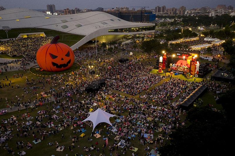 「2025高雄萬聖節」熱鬧氣氛點亮整個城市，再次展現高雄獨具魅力的節慶觀光能量。   圖：高雄市教育局/提供