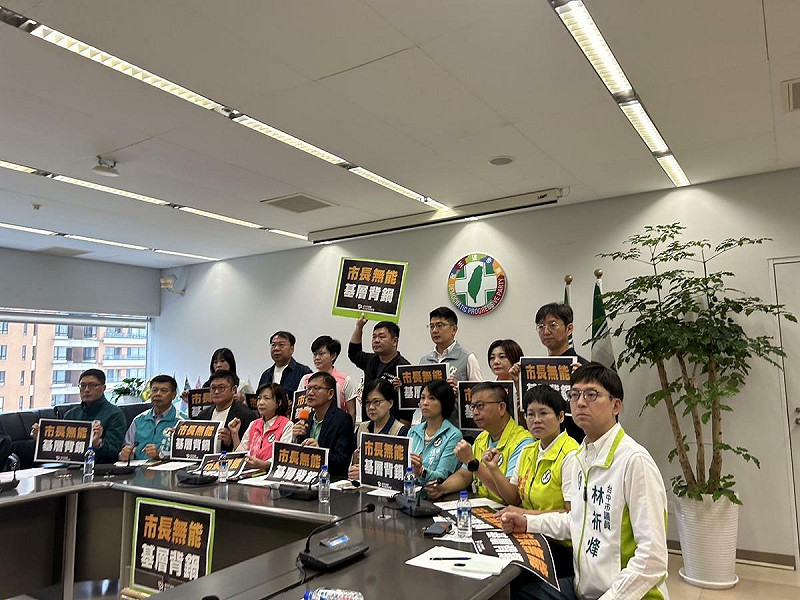 民進黨團指出，盧秀燕長口口聲聲與中央合，卻是根本干擾防疫進程。   圖：民進黨團/提供