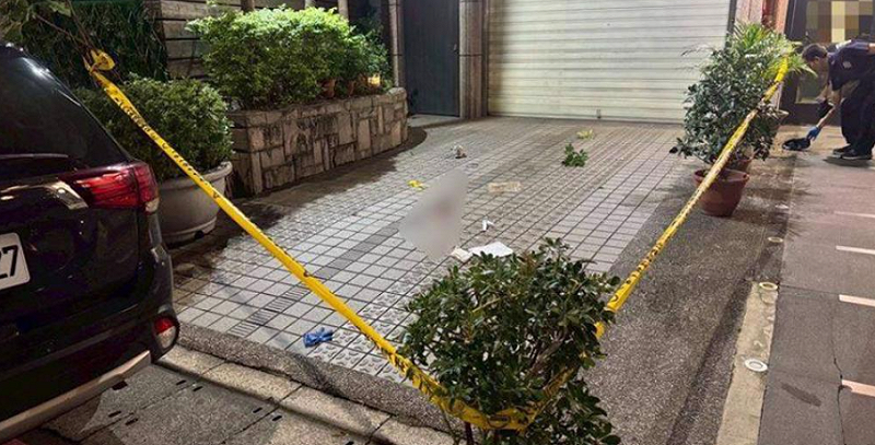 一名男子疑似不滿遭前女友分手，手持水果刀挾持、砍傷前女友姊妹倆，最後不慎墜樓亡。   圖：翻攝畫面