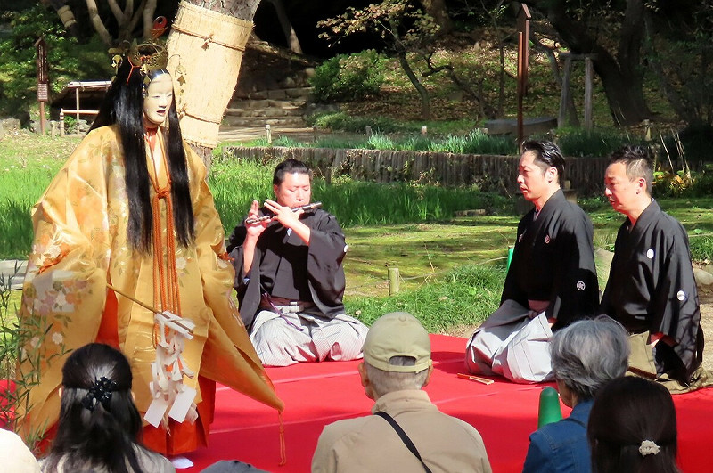 園內的寶生流能樂公演(2024)。   圖：公益財団法人東京都公園協会提供