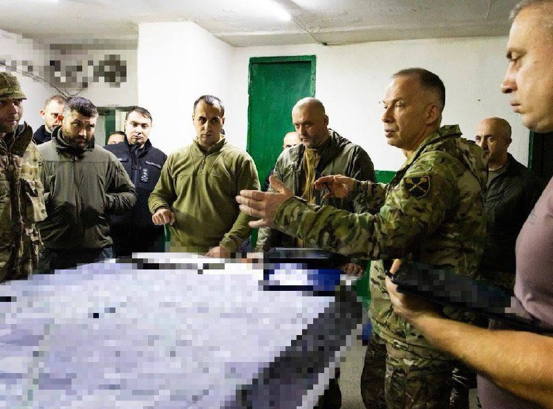 烏軍總司令瑟爾斯基（右二）親上紅軍城前線指揮作戰。   圖：翻攝自 X