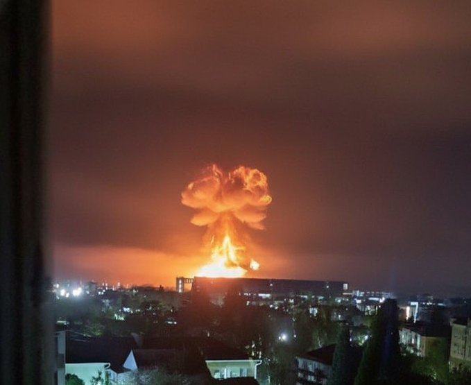 近期俄羅斯國內多個港口接連遭遇襲擊，甚至就連俄羅斯石油公司掌控的出口碼頭也不能倖免。圖為圖阿普謝海上碼頭發生爆炸在黑夜中升起蕈狀雲。   圖：翻攝自 @The_Real_ITDUDE X 帳號
