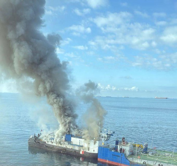 高加索港外海也發生一起拖船燃燒事件，網友懷疑可能與烏軍襲擊有關。   圖：翻攝自 @NOELreports X 帳號