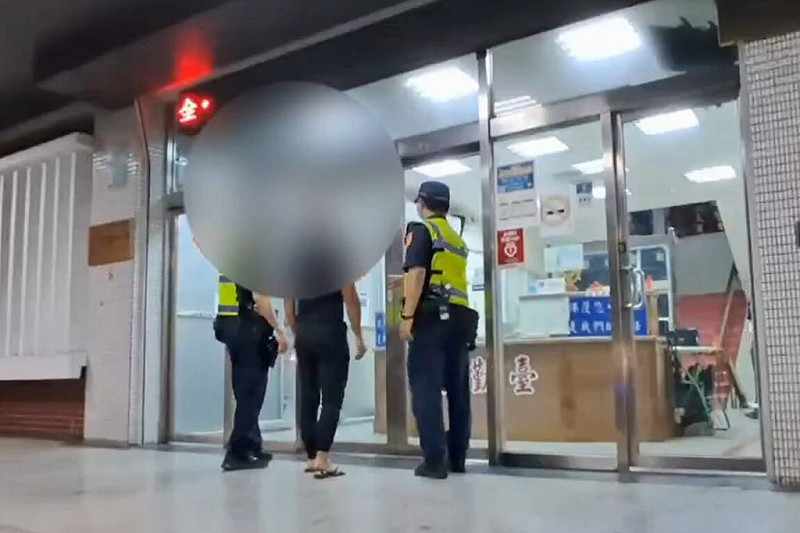 台南吳姓男子（中）涉嫌於2日清晨駕駛進口名車肇事逃逸，造成1名女性機車騎士與同車女乘客送醫，2日晚間11時許投案，被員警帶回接受調查。（讀者提供）中央社記者楊思瑞台南傳真 114年11月3日   