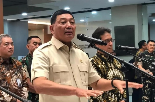 雖然先前曾公開宣布將採購中國殲-10C 戰機，但印尼防長日前接受媒體公開採訪時突然改口，強調印尼當局目前「仍在觀望」。   圖：翻攝自 騰訊網 河東三叔