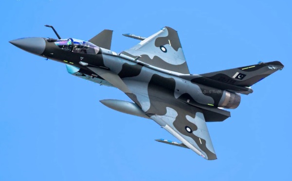 有中國專家分析認為，造成印尼當局態度改變的主要原因，與殲-10C 單機售價過高有關。圖為巴基斯坦殲-10CE 戰機。   圖：翻攝自 騰訊網 河東三叔