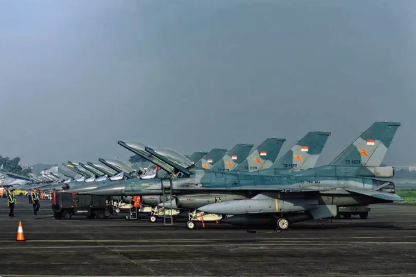 該名專家也懷疑，美國可能為了加強與印尼的合作關係，再次對印尼當局的軍機採購計畫施壓。圖為 F-16 戰機。   圖：翻攝自 騰訊網 河東三叔