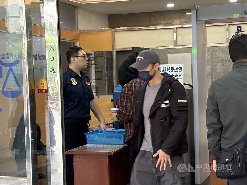 新北地方法院3日針對閃兵案召開準備程序庭，傳喚主嫌陳志明，以及共犯李名宸（前）等人到庭。中央社記者曹亞沿攝　114年11月3日   