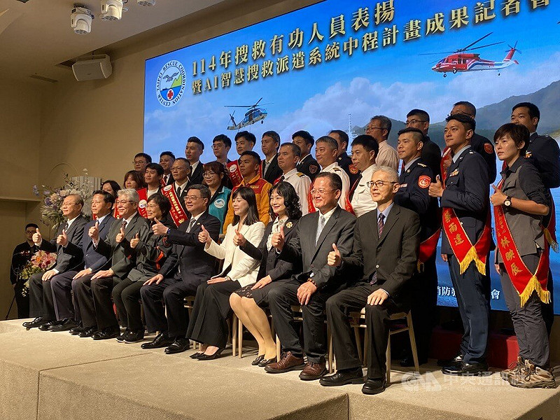 行政院長卓榮泰（前排右5）3日表揚24名114年度搜救有功人員，並合影留念。中央社記者黃麗芸攝　114年11月3日   