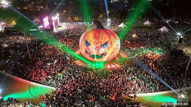 22公尺型「大南瓜」搭配360度光影秀閃耀夜空，營造濃厚的萬聖節氛圍，最高潮時全場湧進近7萬人。   圖：高雄市教育局/提供