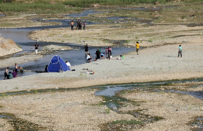 在德黑蘭北部的法沙姆地區，居民在快要乾渴的河床上野餐。   圖 : 翻攝自 IC Photo