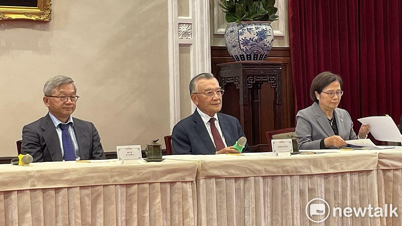 林信義（中）談及APEC說，「花若盛開，蝴蝶自來」   圖：高逸帆／攝